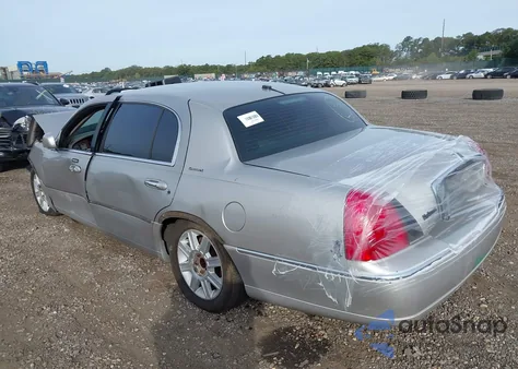 2006 Lincoln Town Car Signature L from USA, damaged, VIN 1LNHM85V86Y618456